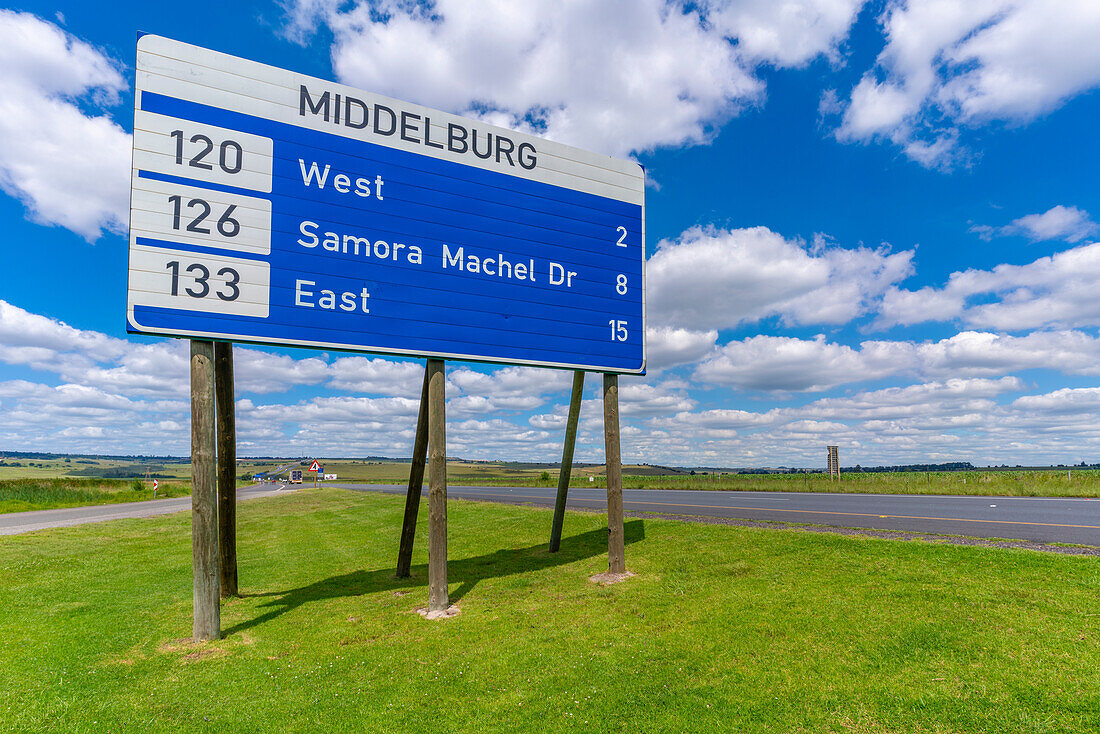 Blick auf das Straßenschild der N4 und den großen Himmel in Middelburg, Provinz Mpumalanga, Südafrika, Afrika