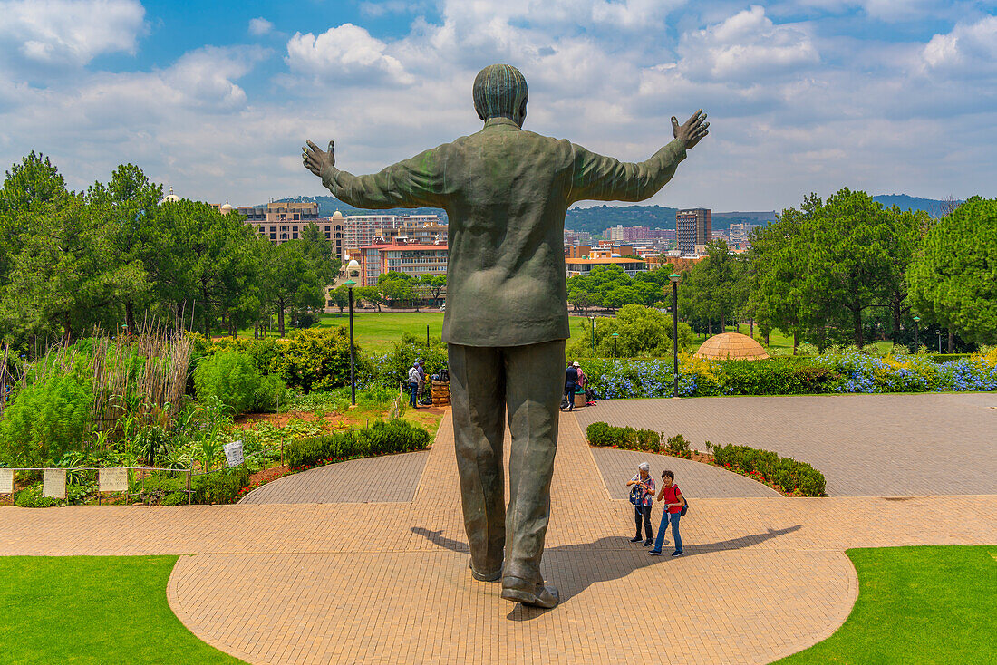 Blick auf die Nelson-Mandela-Statue, die Skyline von Pretoria und die Union Buildings Gardens von den Union Buildings, Pretoria Central, Pretoria, Südafrika, Afrika