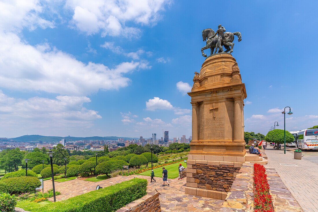 Blick auf das Delville Wood Memorial, die Skyline von Pretoria und die Union Buildings Gardens von den Union Buildings, Pretoria Central, Pretoria, Südafrika, Afrika