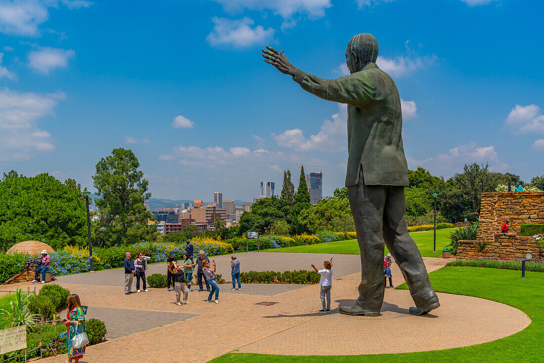 Blick auf die Nelson-Mandela-Statue in den Union Buildings Gardens, Pretoria Central, Pretoria, Südafrika, Afrika