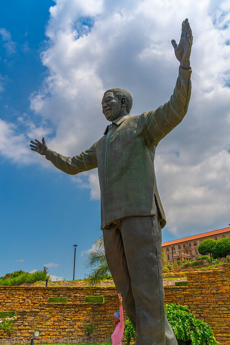 Blick auf die Nelson-Mandela-Statue in den Union Buildings Gardens, Pretoria Central, Pretoria, Südafrika, Afrika