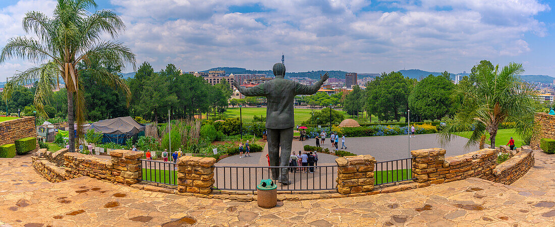 Blick auf die Nelson-Mandela-Statue, die Skyline von Pretoria und die Union Buildings Gardens von den Union Buildings, Pretoria Central, Pretoria, Südafrika, Afrika