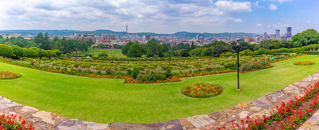 Blick auf die Skyline von Pretoria und die Union Buildings Gardens von den Union Buildings, Pretoria Central, Pretoria, Südafrika, Afrika