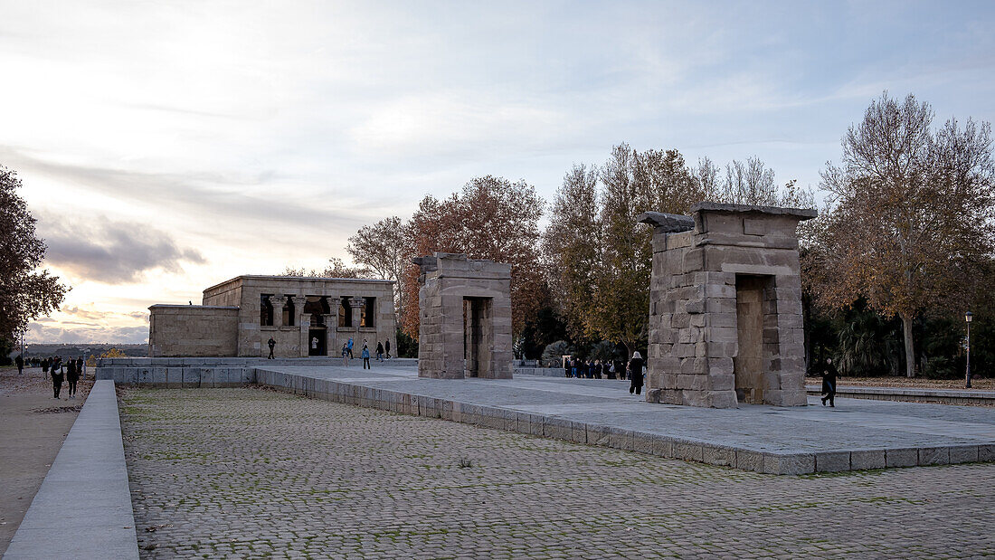 Blick auf den antiken nubischen Tempel von Debod, abgebaut im Rahmen der Internationalen Kampagne zur Rettung der Monumente Nubiens, wieder aufgebaut im Parque de la Montana, Madrid, Spanien, Europa