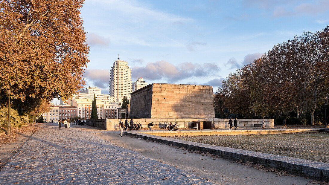 Blick auf den antiken nubischen Tempel von Debod, abgebaut im Rahmen der Internationalen Kampagne zur Rettung der Monumente Nubiens, wieder aufgebaut im Parque de la Montana, Madrid, Spanien, Europa