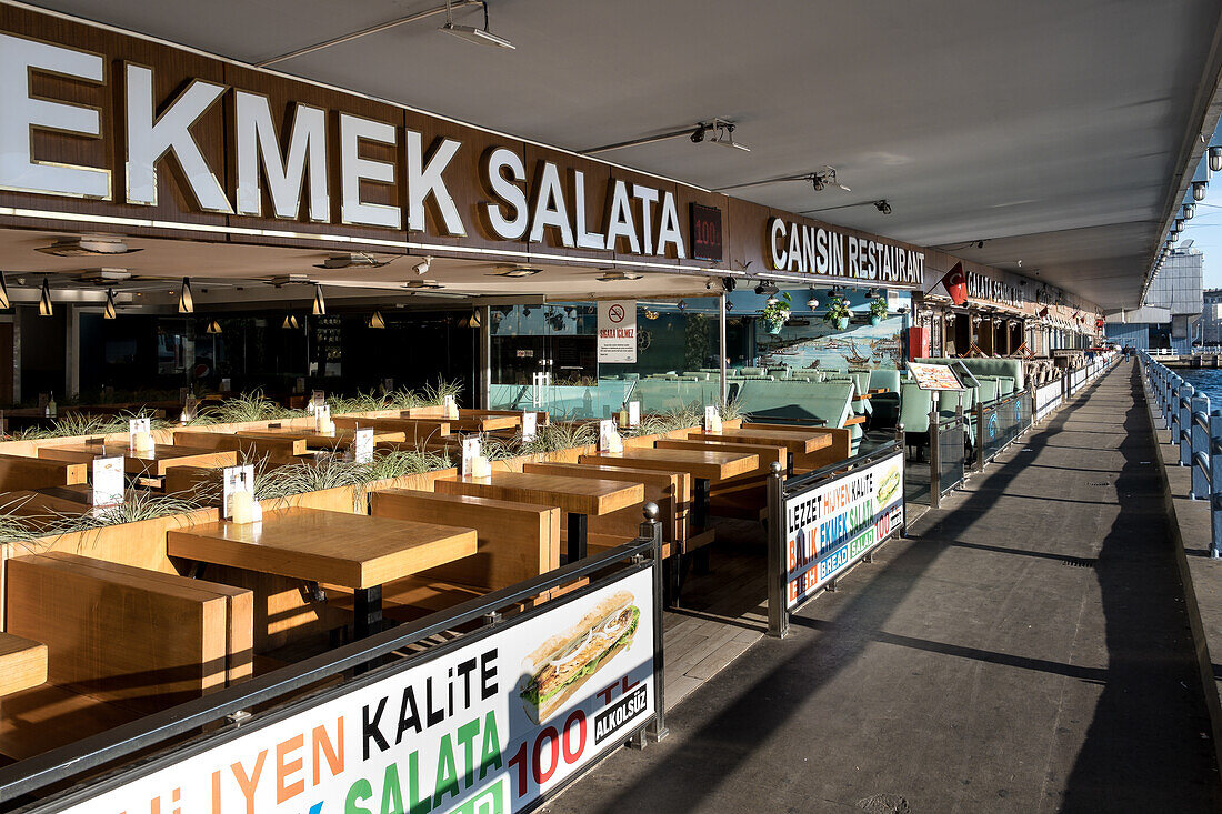 Blick auf die Restaurants an der berühmten Galata-Brücke, einer Brücke über das Goldene Horn, Istanbul, Türkei, Europa