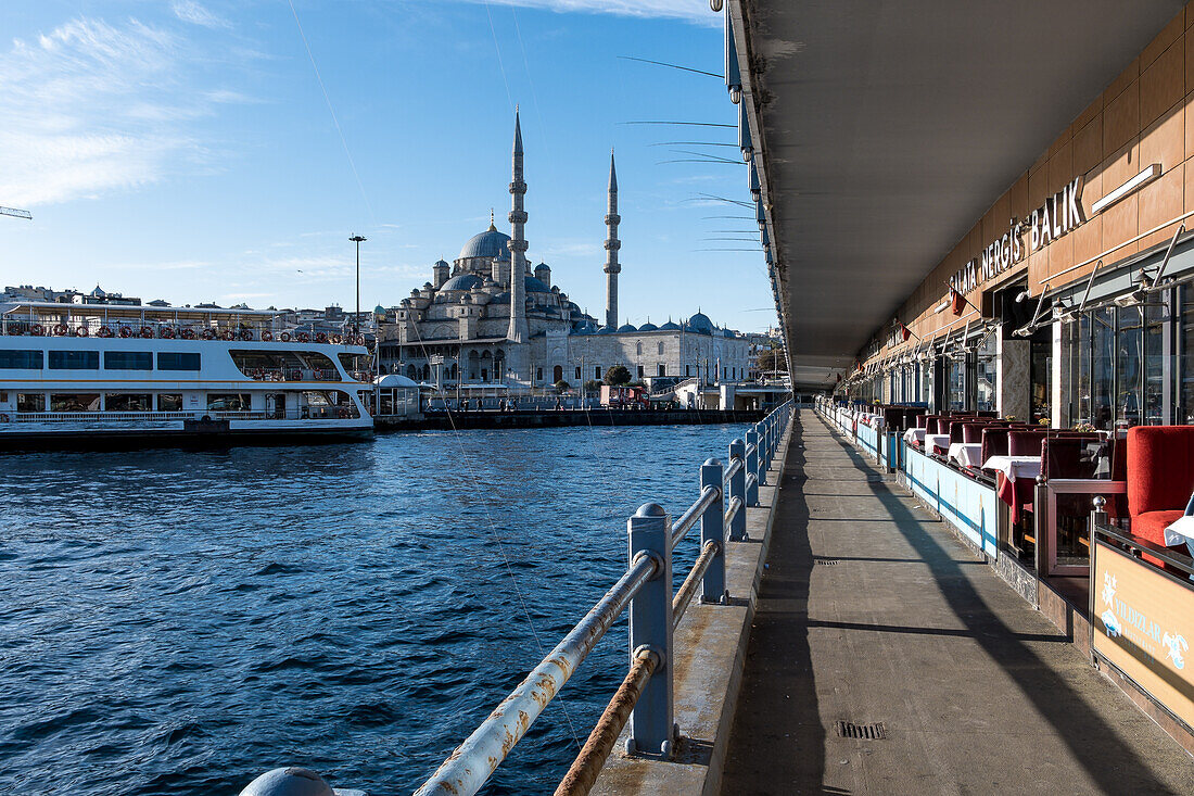 Stadtbild von der Galata-Brücke, die das Goldene Horn, einen Meeresarm, überspannt, mit der Neuen Moschee (Yeni Cami), einer osmanischen kaiserlichen Moschee und Wahrzeichen im Hintergrund, Istanbul, Türkei, Europa