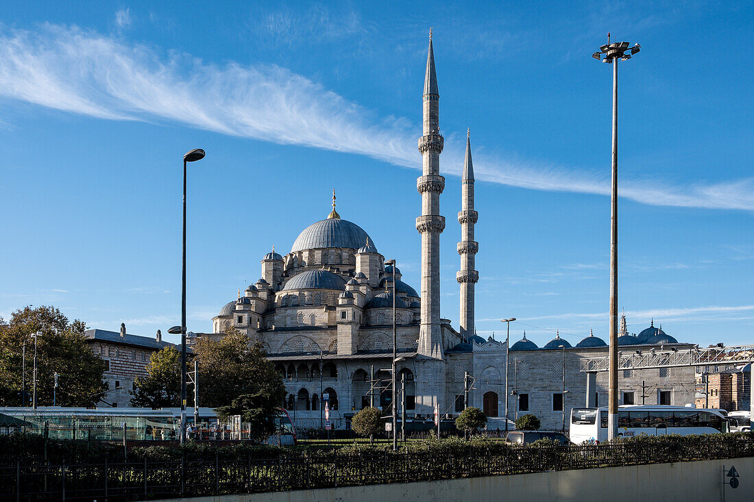 Blick auf die Neue Moschee (Yeni Cami), eine osmanische kaiserliche Moschee im Stadtteil Fatih und ein bedeutendes Wahrzeichen, das den Übergang vom alten historischen Stadtkern zum Stadtteil Beyoglu (Pera) markiert, Istanbul, Türkei, Europa