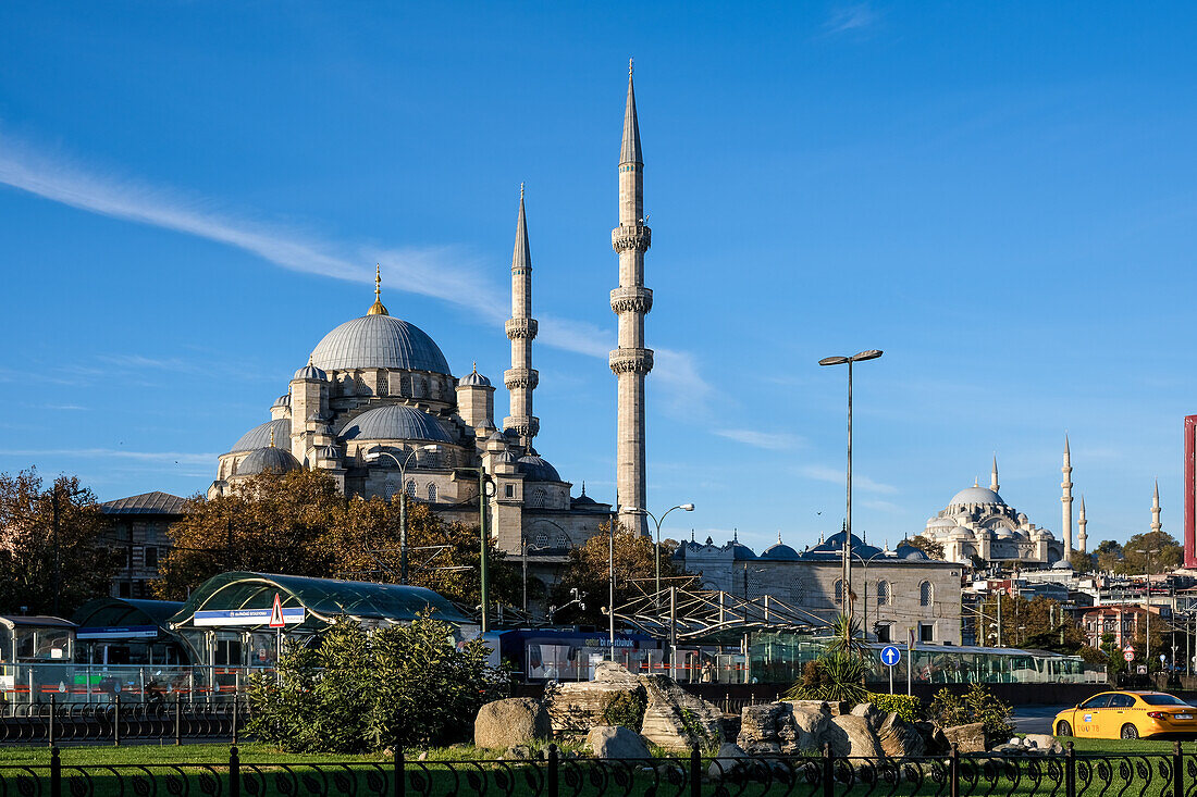 Blick auf die Neue Moschee (Yeni Cami), eine osmanische kaiserliche Moschee im Stadtteil Fatih, und ein bemerkenswertes Wahrzeichen, das den Übergang vom alten historischen Stadtkern zum Stadtteil Beyoglu (Pera) markiert, mit der Rustem-Pascha-Moschee in der Ferne, Istanbul, Türkei, Europa