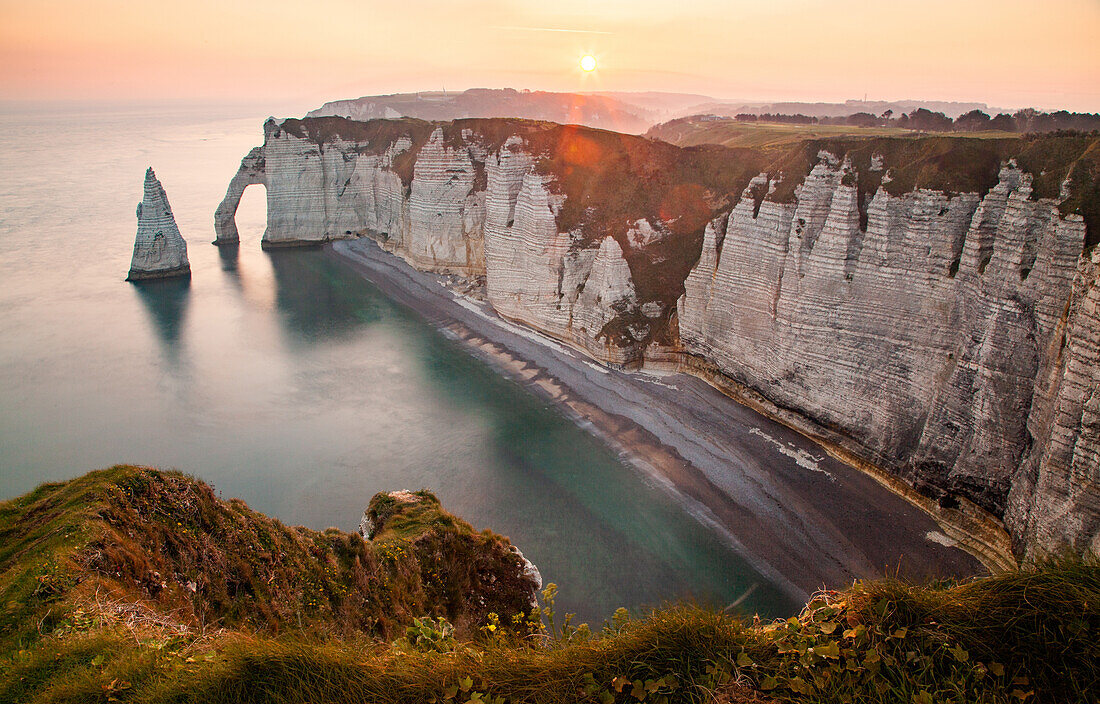 Falaise d'Aval, die berühmten weißen Klippen des Dorfes Etretat, Normandie, Frankreich, Europa