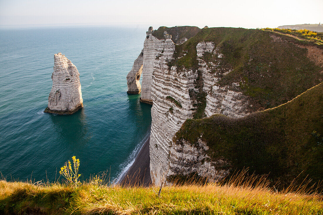 Falaise d'Aval, die berühmten weißen Klippen des Dorfes Etretat, Normandie, Frankreich, Europa