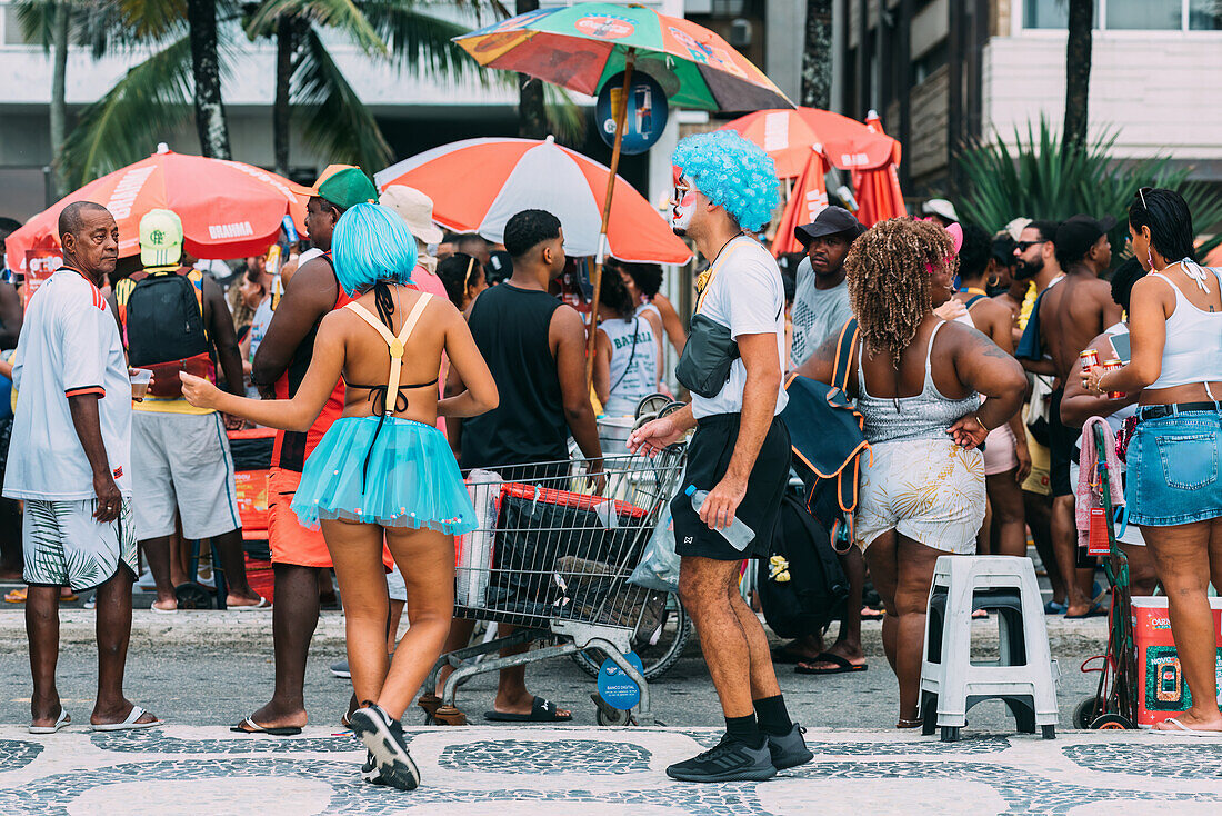 Ein Straßenfest, bekannt als bloco, im Vorfeld des Karnevals 2024 in Leblon, Rio de Janeiro, Brasilien, Südamerika