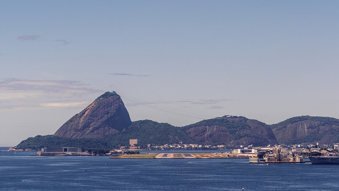 Blick auf die Landebahn des Flughafens Santos Dumont (SDU) in Rio mit dem Zuckerhut im Hintergrund, Rio de Janeiro, Brasilien, Südamerika