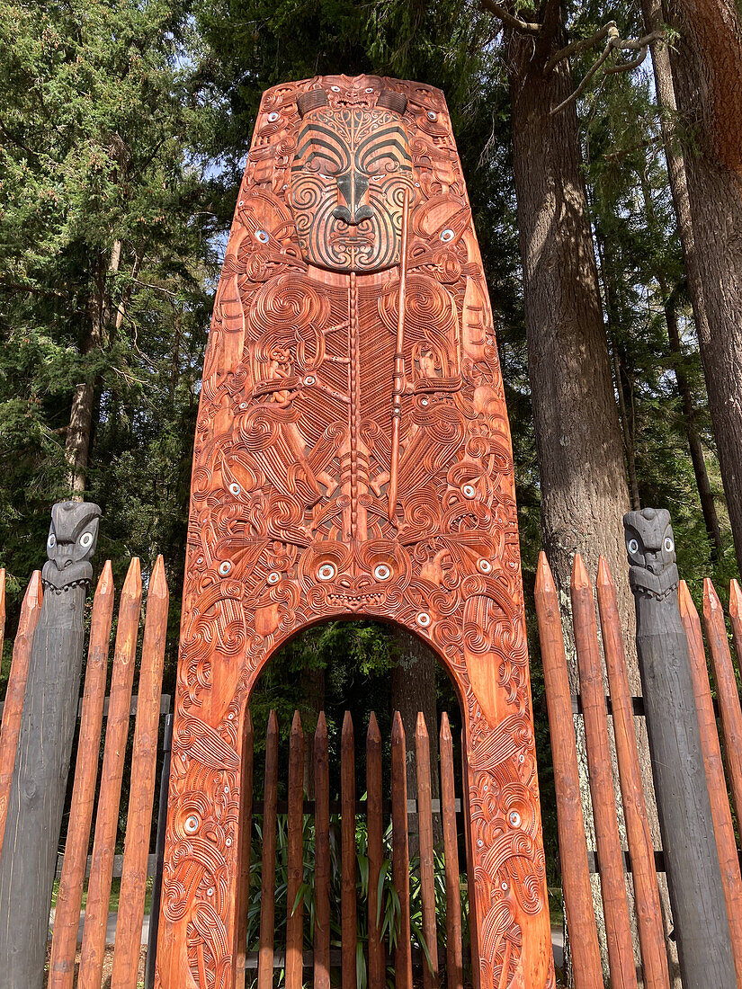 Tuteata doorway, am Anfang des Titokorangi Drive in der Nähe des Redwoods Visitor Centre, geschnitzt von Grant Hamarama Smith Marunui, Kawana Waititi und Haami Te Aho, Nordinsel, Neuseeland, Pazifik