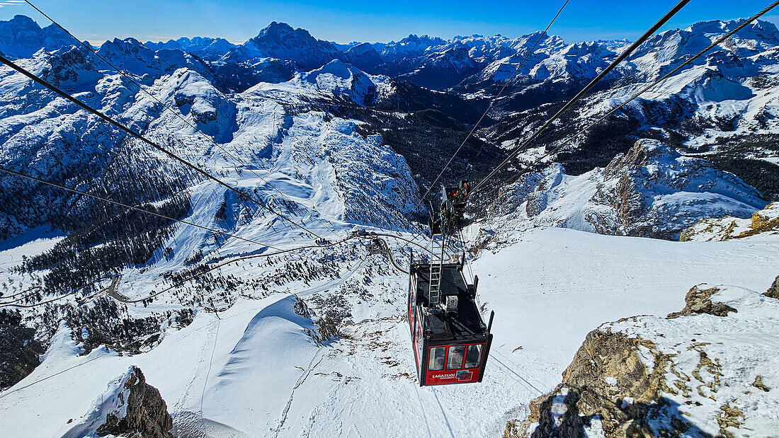 Gondola at Mount Lagazuoi, Mount Lagazuoi, Ampezzo Dolomites Natural Park, UNESCO World Heritage Site, Veneto, Dolomites, Italy, Europe