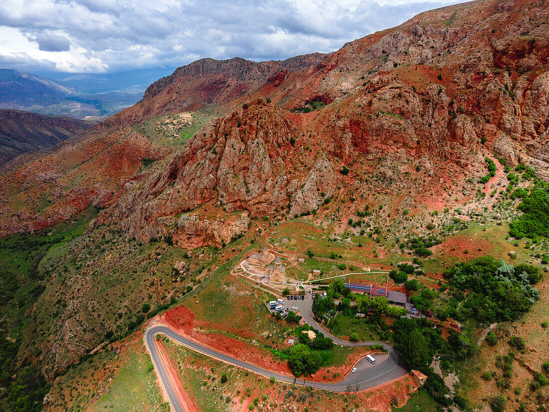 Das Noravank-Kloster und die roten Berge von Vayots Dzor, Armenien (Hayastan), Kaukasus, Zentralasien, Asien