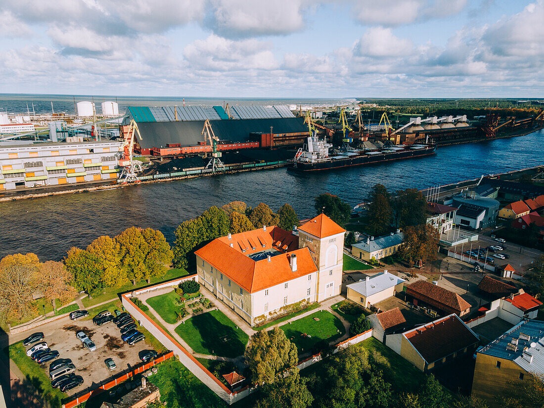 Drohnenansicht der Burg des Livländischen Ordens in Ventspils am Fluss Venta, Livländische Küste, Lettland, Baltikum, Europa