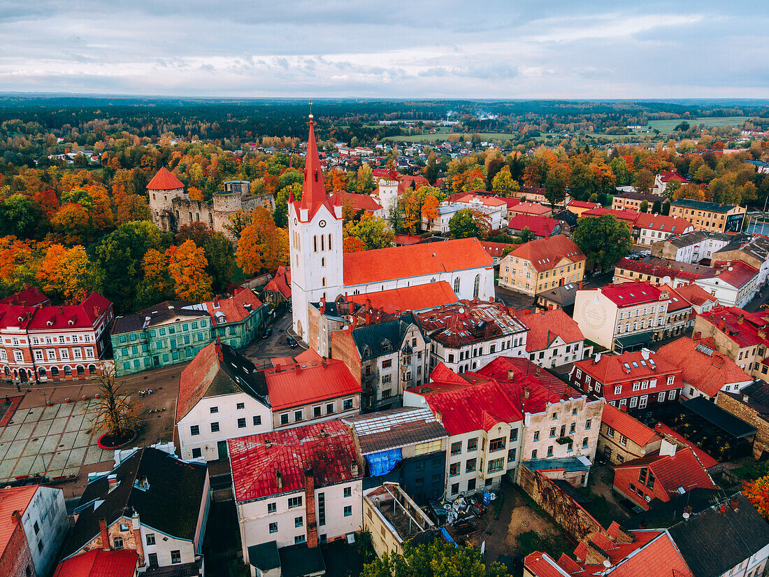 Drohnenaufnahme der mittelalterlichen Altstadt von Cesis, Cesis, Lettland, Baltikum, Europa