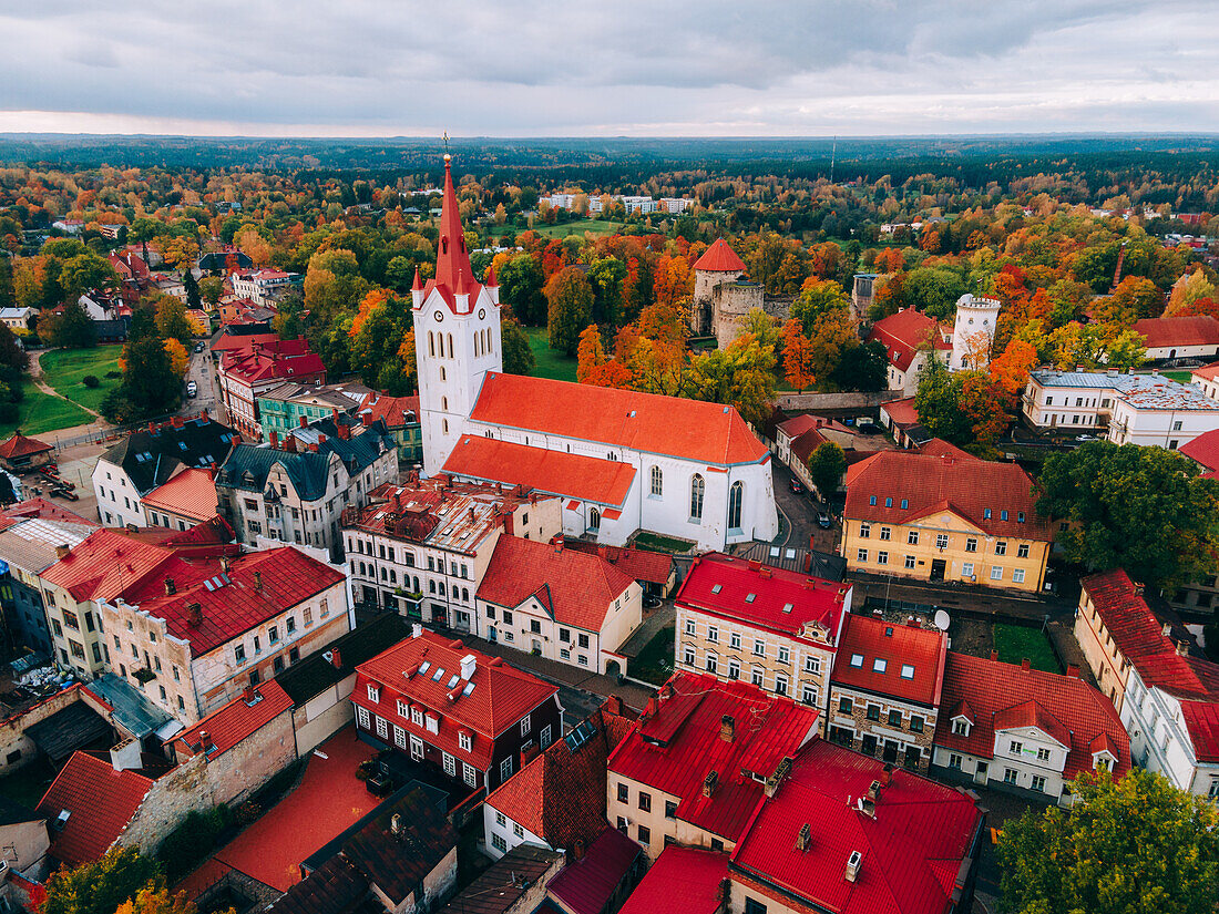 Drohnenaufnahme der mittelalterlichen Altstadt von Cesis, Cesis, Lettland, Baltikum, Europa