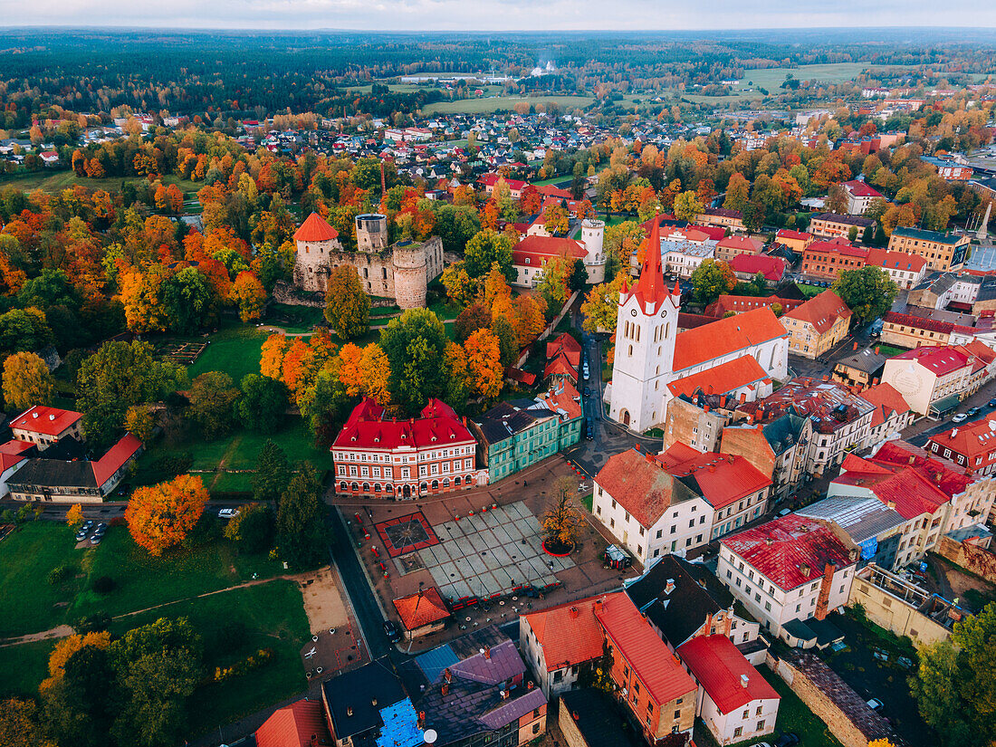 Drohnenaufnahme der mittelalterlichen Altstadt von Cesis, Cesis, Lettland, Baltikum, Europa