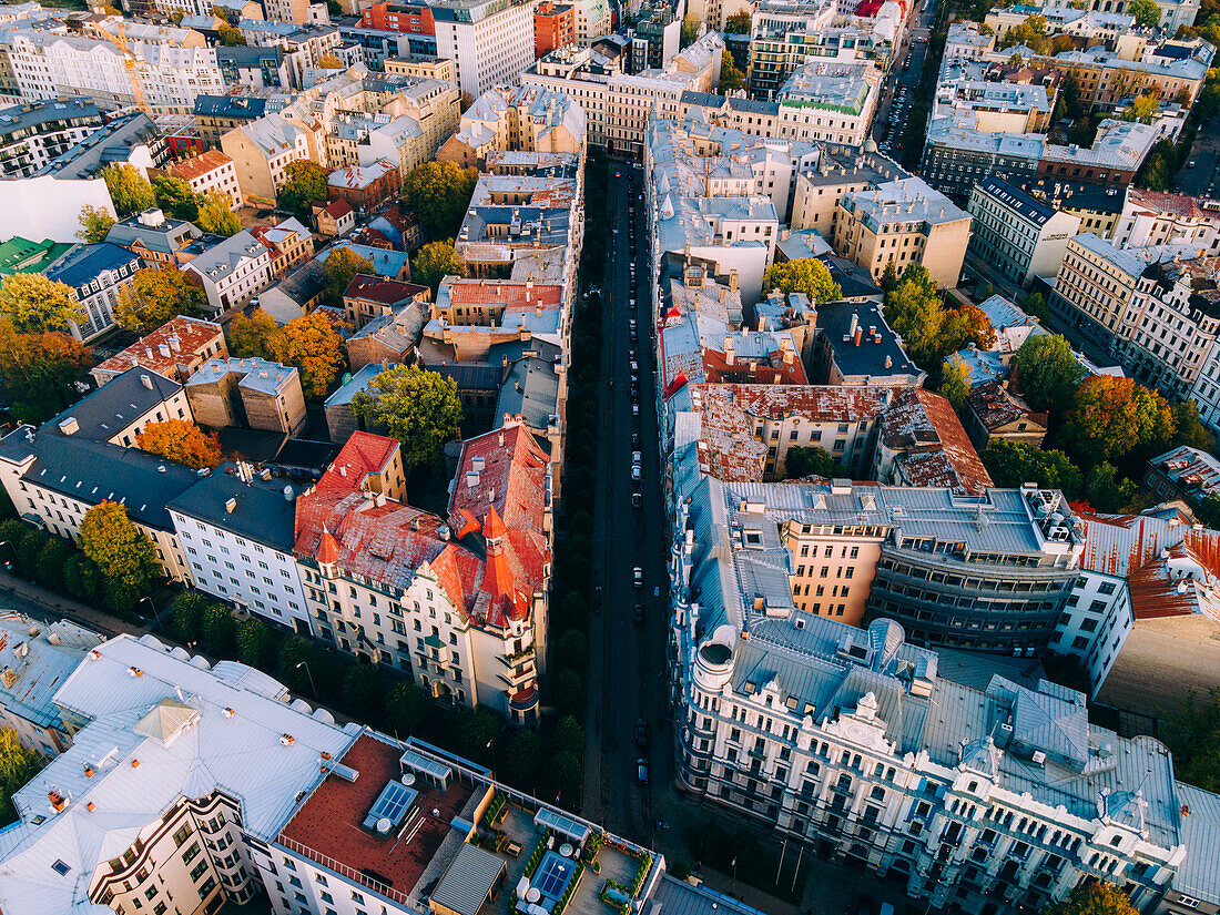 Drohnenansicht des Sonnenuntergangs in der Albertstraße im Jugendstilviertel, Riga, Lettland, Europa