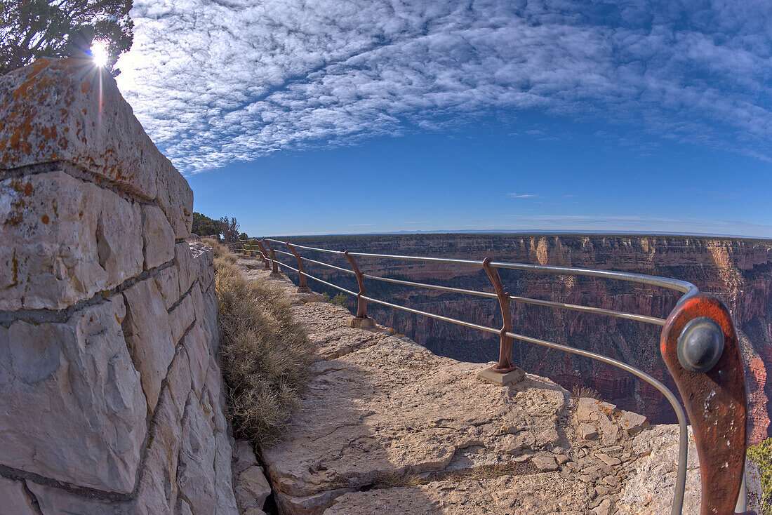 Die Sicherheitsgeländer des Great Mohave Wall Overlook am Grand Canyon, Arizona, Vereinigte Staaten von Amerika, Nordamerika