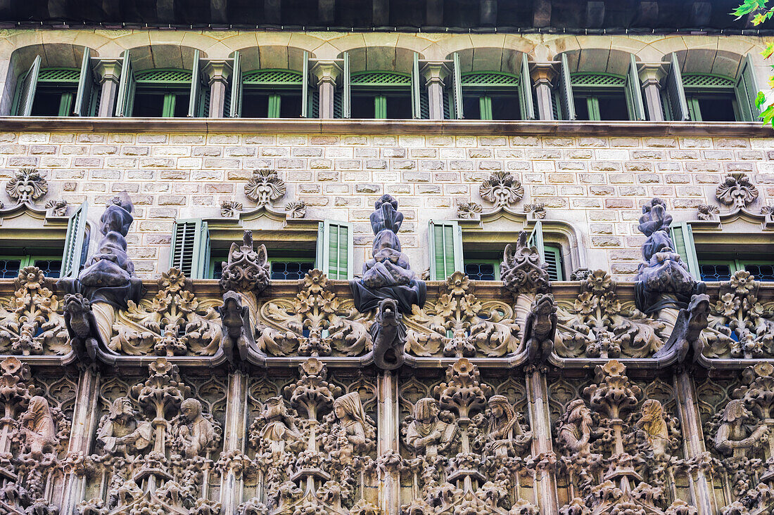 Palau del Baro de Quadras, modernistischer Palast des Architekten Josep Puig, Fassade mit gotischen und arabesk inspirierten Motiven, Barcelona, Katalonien, Spanien, Europa