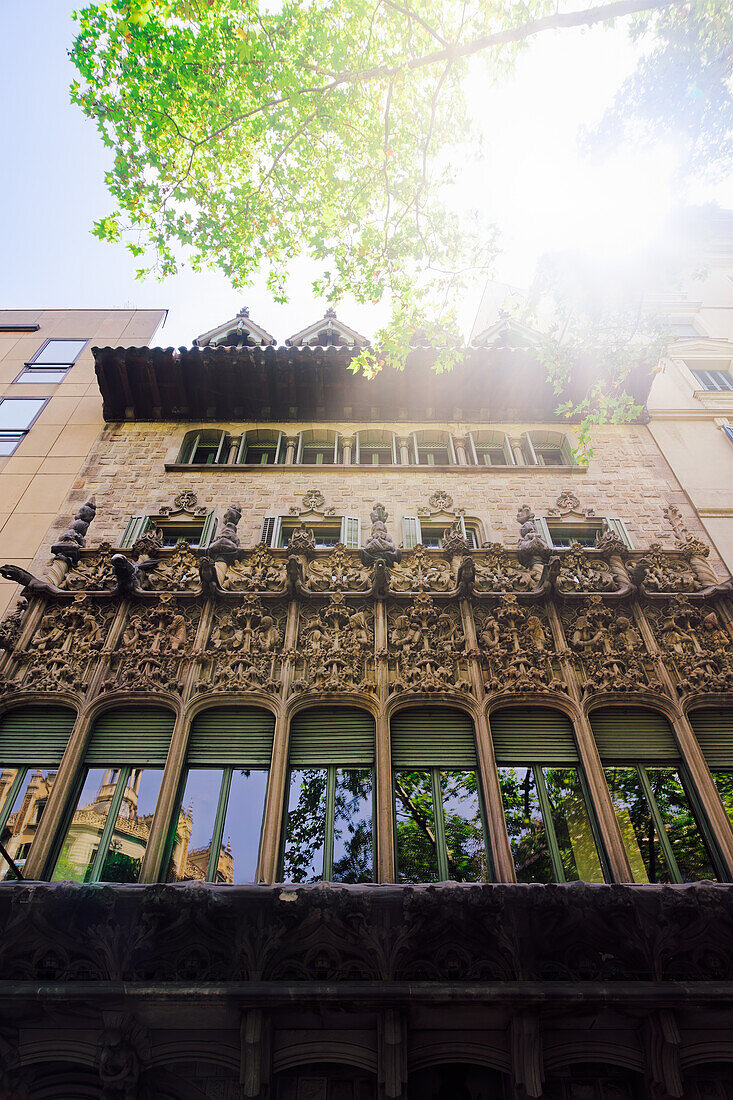 Palau del Baro de Quadras, modernistischer Palast des Architekten Josep Puig, mit Fassade im gotischen und arabesken Stil in Barcelona, Katalonien, Spanien, Europa