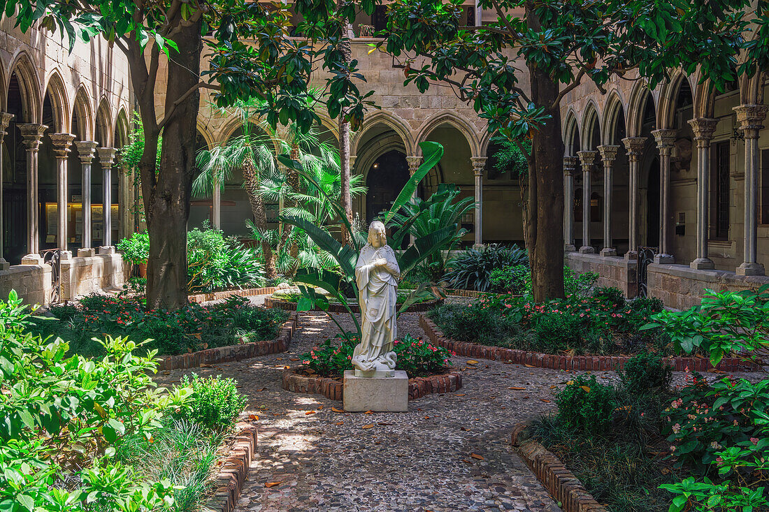 Jesus-Statue inmitten eines Gartens in der christlichen Kirche Basilika der Unbefleckten Empfängnis und Mariä Himmelfahrt (Basilica de la Purissima Concepcio), Barcelona, Katalonien, Spanien, Europa