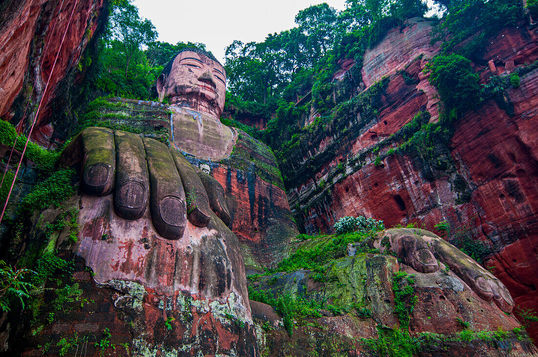 Der Riesenbuddha von Leshan, der größte Steinbuddha der Welt, Mount Emei Scenic Area, UNESCO-Weltkulturerbe, Leshan, Sichuan, China, Asien