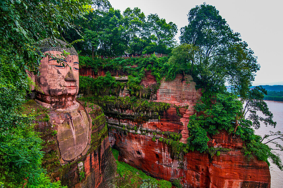 Der Riesenbuddha von Leshan, der größte Steinbuddha der Welt, Mount Emei Scenic Area, UNESCO-Weltkulturerbe, Leshan, Sichuan, China, Asien