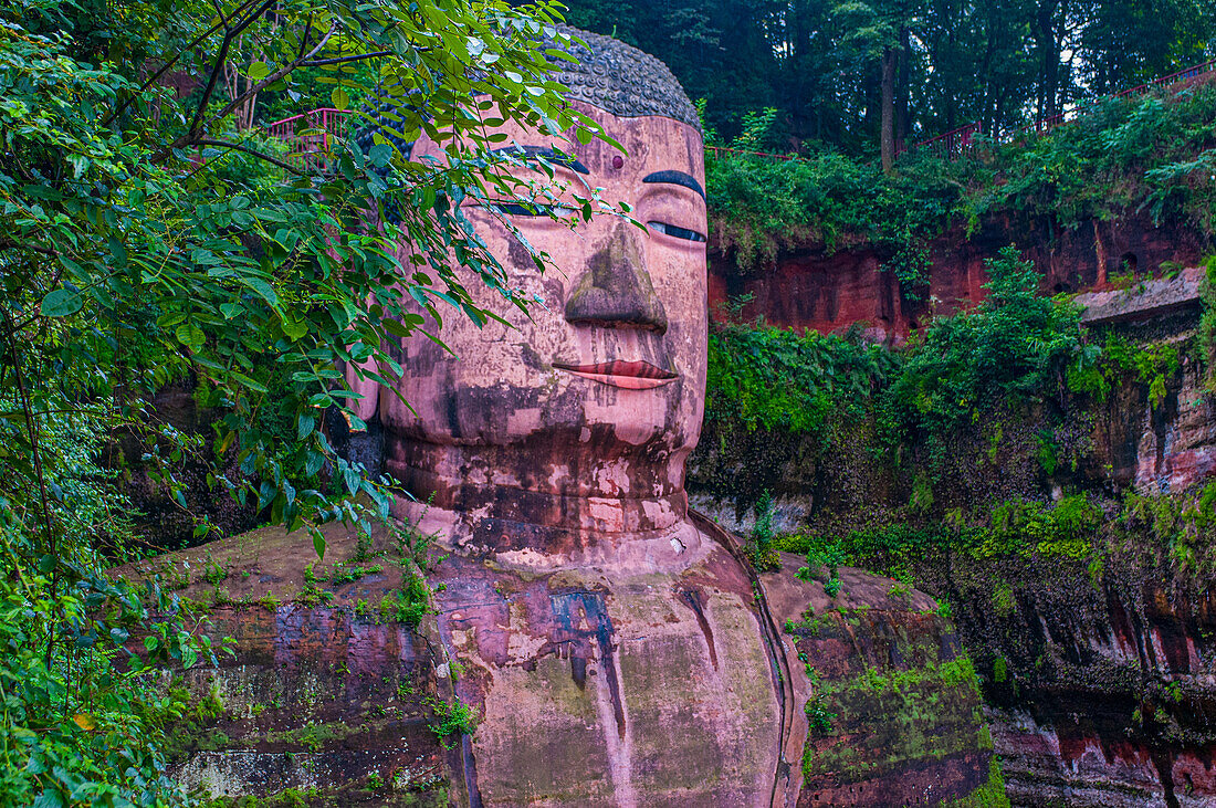 Der Riesenbuddha von Leshan, der größte Steinbuddha der Welt, Mount Emei Scenic Area, UNESCO-Weltkulturerbe, Leshan, Sichuan, China, Asien