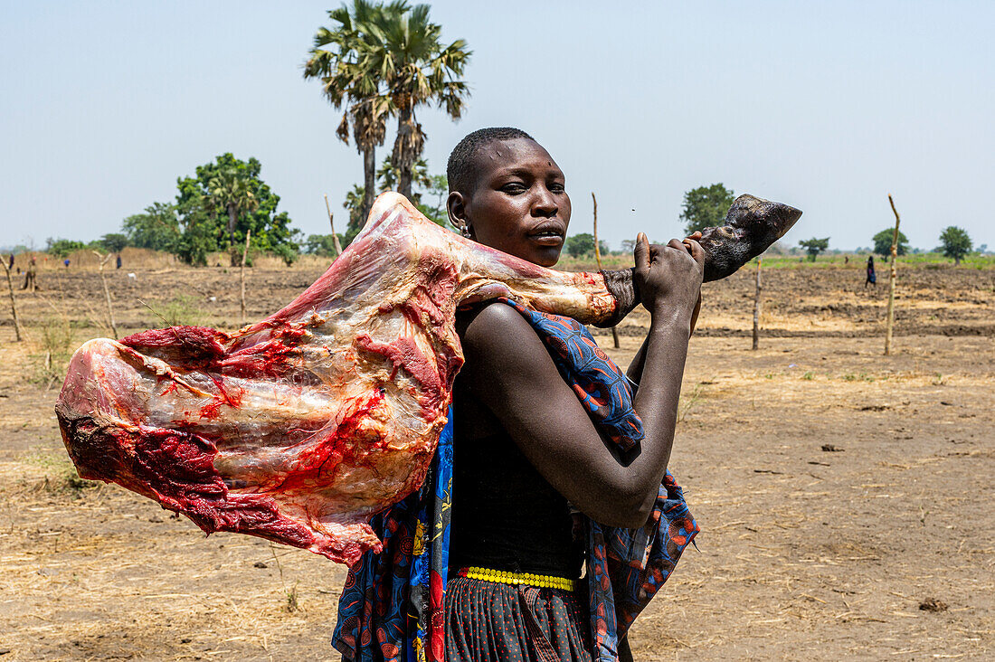 Mundari-Frau trägt ein Kuhbein, Mundari-Stamm, Südsudan, Afrika