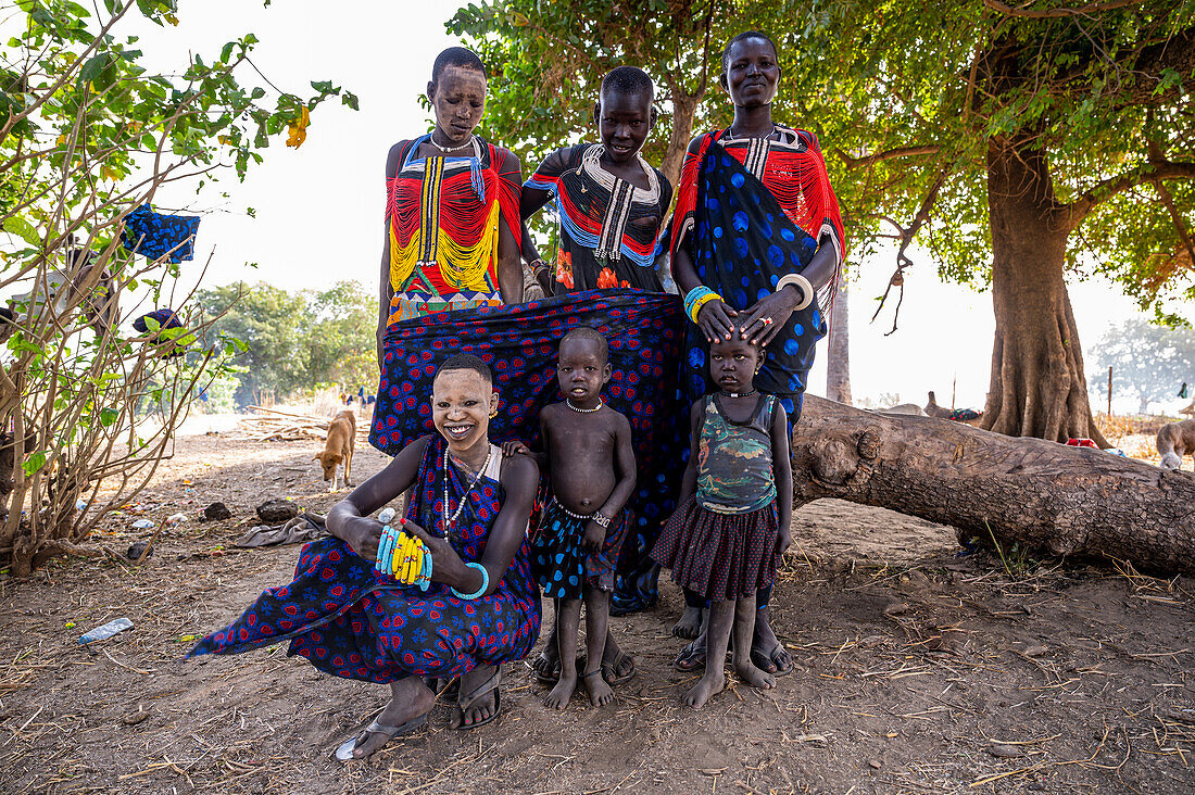 Hübsche Mundari-Mädchen in traditionellen Kleidern posieren mit ihren Kindern, Mundari-Stamm, Südsudan, Afrika