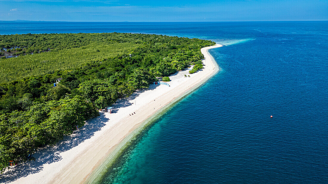 Luftaufnahme eines weißen Sandstrandes in Grande Santa Cruz Island, Zamboanga, Mindanao, Philippinen, Südostasien, Asien