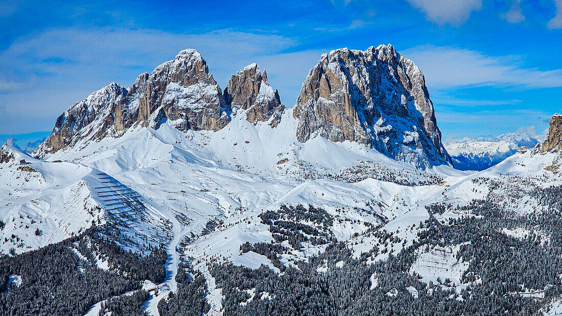 Felsige Gipfel, Schnee und Wald, UNESCO-Welterbe, Dolomiten, Italien, Europa