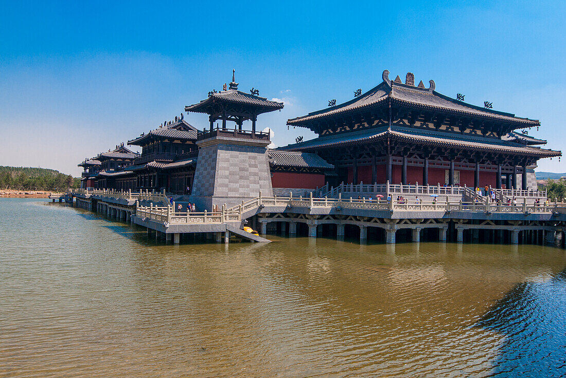 Neues Touristenzentrum in den Yungang-Grotten, alte buddhistische Tempelgrotten, UNESCO-Weltkulturerbe, Shanxi, China, Asien