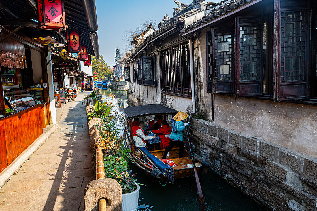 Kleines Boot auf einem Kanal in der Wasserstadt Zhouzhuang, Jiangsu, China, Asien