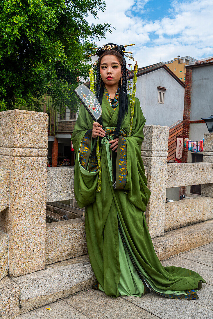 Traditionell gekleidete Frau im historischen Zentrum von Zhangzhou, Fujian, China, Asien