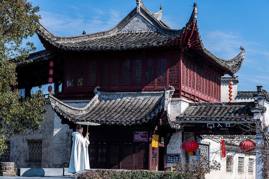 Frau posiert vor einem alten Haus, Historisches Dorf Xidi, UNESCO-Weltkulturerbe, Anhui, China, Asien