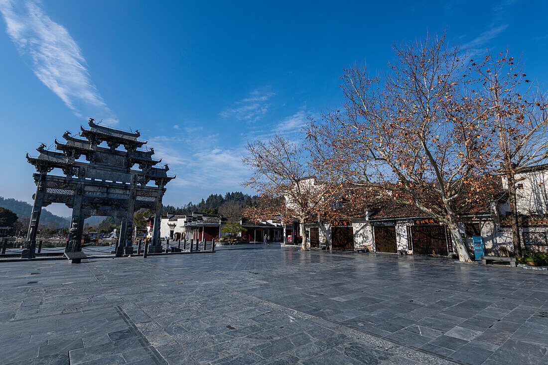 Eingangstor zum historischen Dorf Xidi, UNESCO-Welterbestätte, Xidi, Anhui, China, Asien