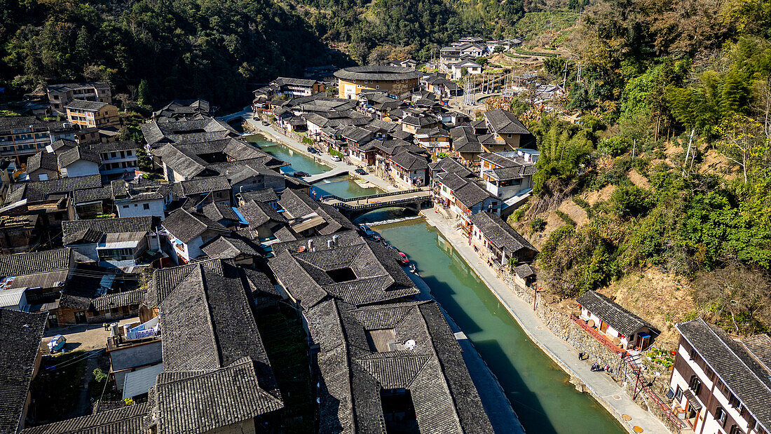 Luftaufnahme des Dorfes Taxia und Fujian Tulou, ländliche Behausung der Hakka, Fujian, China, Asien