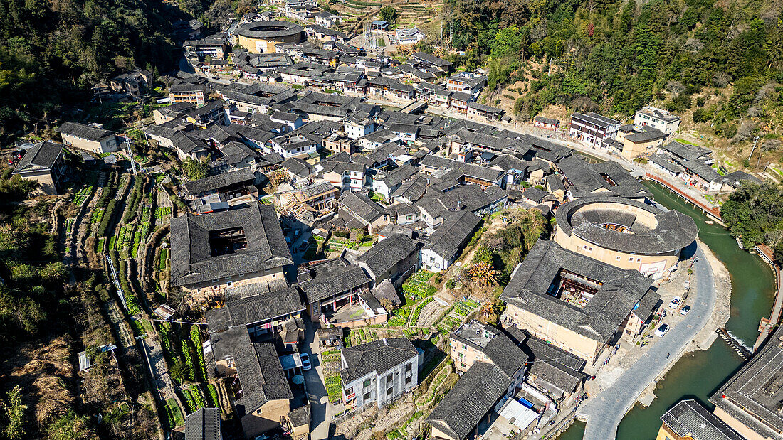 Luftaufnahme des Dorfes Taxia und Fujian Tulou, ländliche Behausung der Hakka, Fujian, China, Asien