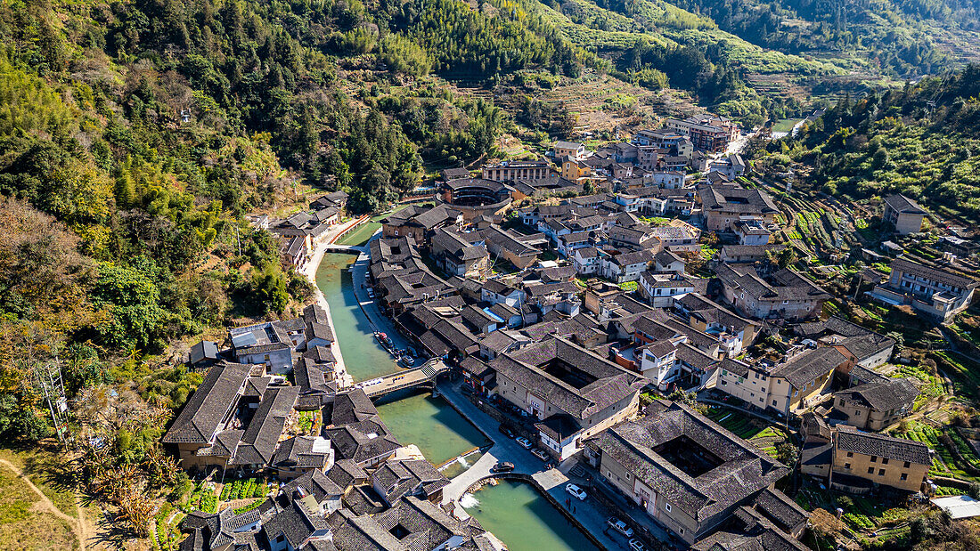 Luftaufnahme des Dorfes Taxia und Fujian Tulou, ländliche Behausung der Hakka, Fujian, China, Asien