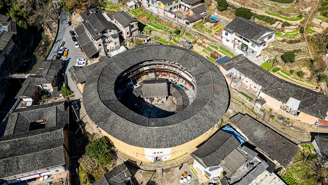 Luftaufnahme des Dorfes Taxia und Fujian Tulou, ländliche Behausung der Hakka, Fujian, China, Asien