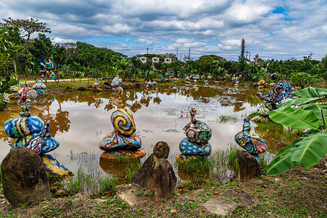 Eklektischer okinawanischer Skulpturenpark in der Nähe des Yonehara-Strandes, Ishigaki, Yaeyama-Inselgruppe, Japan, Asien