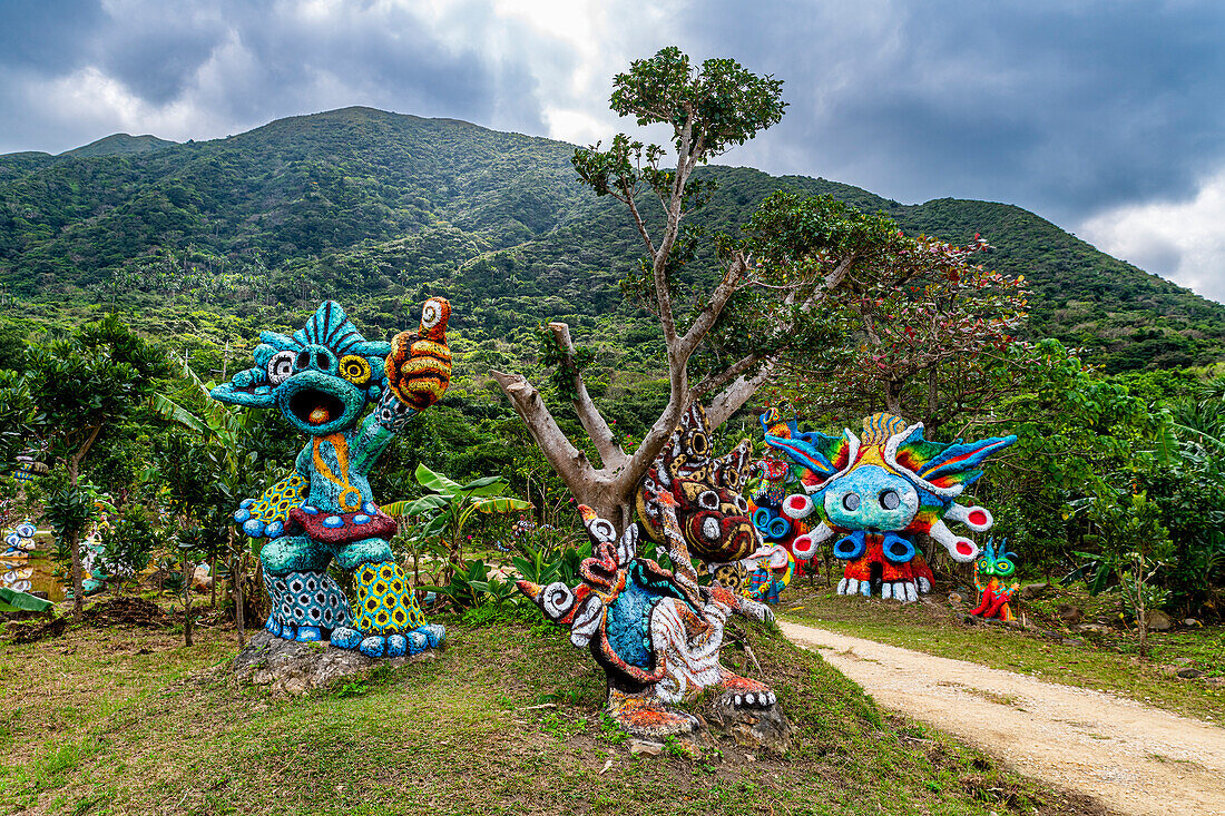 Eklektischer okinawanischer Skulpturenpark in der Nähe des Yonehara-Strandes, Ishigaki, Yaeyama-Inselgruppe, Japan, Asien