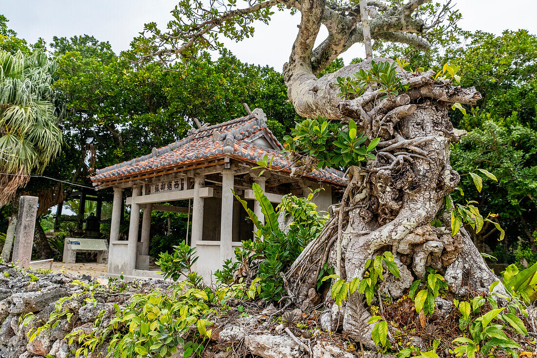 Kleiner Schrein, Taketomi-Insel-Nationalpark, Ishigaki, Yaeyama-Inselgruppe, Japan, Asien