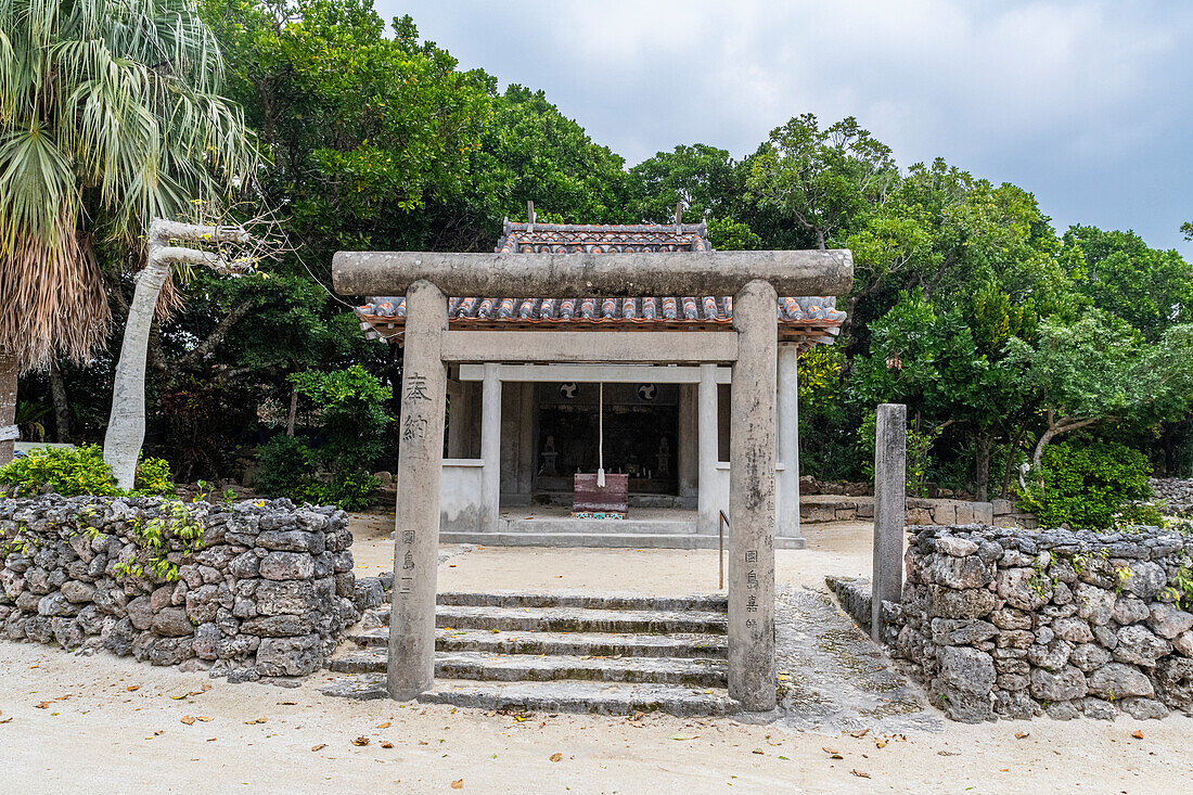 Kleiner Schrein, Taketomi-Insel-Nationalpark, Ishigaki, Yaeyama-Inselgruppe, Japan, Asien