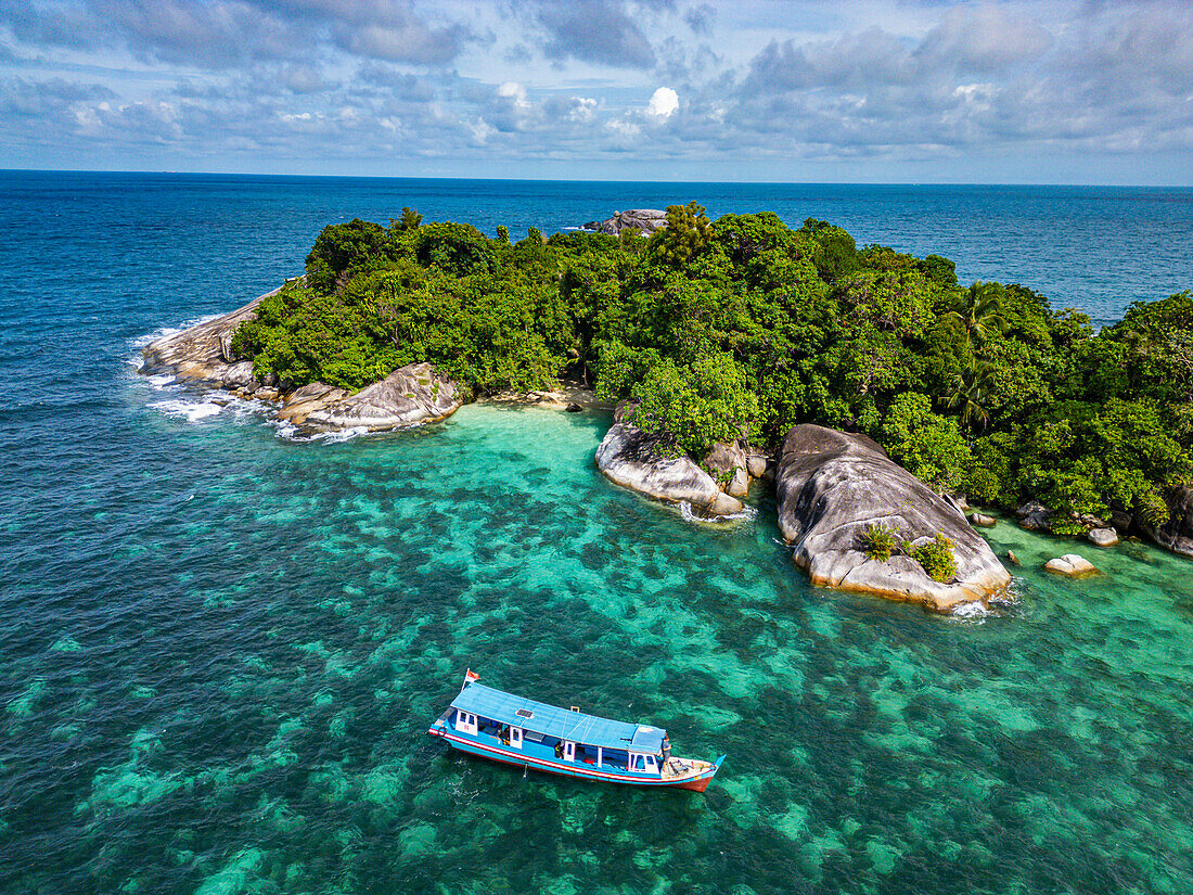 Luftaufnahme der kleinen Granitfelseninsel Keciput, Insel Belitung vor der Küste Sumatras, Indonesien, Südostasien, Asien